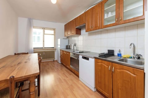 Large traditional kitchen, to cook up the perfect supper