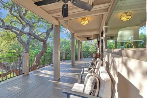 Front porch not facing lake