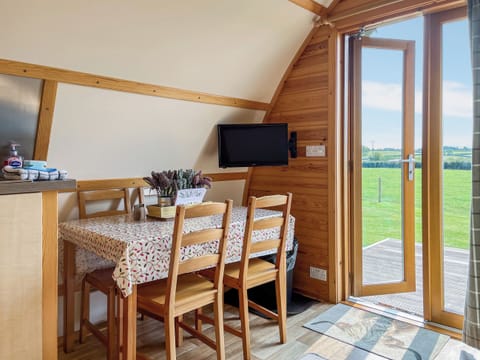 Open plan living space | Shepherd’s Rest - Lower Larkworthy Farm, Holsworthy