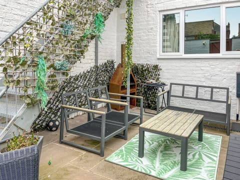 Sitting-out-area | The Apartment on Lune Street, Saltburn-by-the-Sea