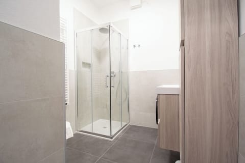 Studio (0 Bedroom) | Bathroom | Shower