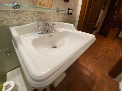 Single Room, Garden View | Bathroom | Shower, free toiletries, hair dryer, towels