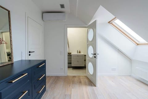 Ensuite bathroom in 3rd bedroom. Lock on bedroom door.