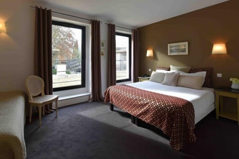 Comfort Double Room | Premium bedding, in-room safe, desk, soundproofing