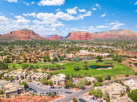 - Vrbo Sedona getaway with golf course and red rocks - Stunning desert backdrop with mountains and trails - Relaxing destination for outdoor lovers and golfers