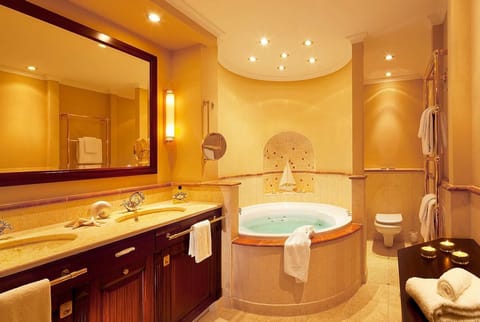 Captain's Suite Seaview | Bathroom | Deep soaking tub, hydromassage showerhead, free toiletries, hair dryer