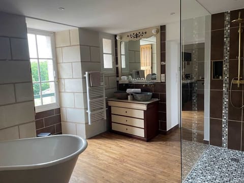 Comfort Studio Suite, 1 King Bed with Sofa bed, Kitchen, Courtyard View | Bathroom | Hair dryer, towels, soap, shampoo