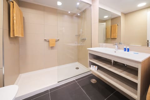 Apartment, 2 Bedrooms | Bathroom | Towels, soap, shampoo, toilet paper