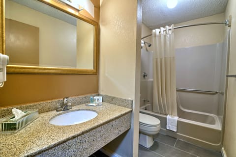 Standard Room, 1 Queen Bed | Bathroom | Combined shower/tub, free toiletries, hair dryer, towels