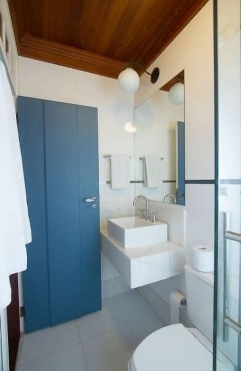 Standard Triple Room | Bathroom | Shower, towels