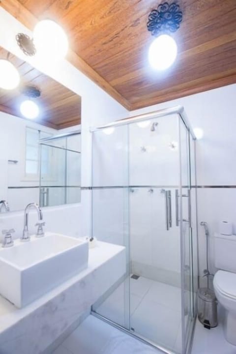 Deluxe Double or Twin Room | Bathroom | Shower, towels