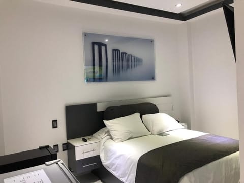 Deluxe Suite | Blackout drapes, iron/ironing board, free WiFi, wheelchair access