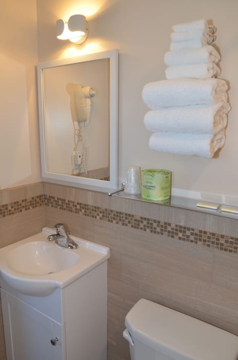 Combined shower/tub, designer toiletries, hair dryer, towels