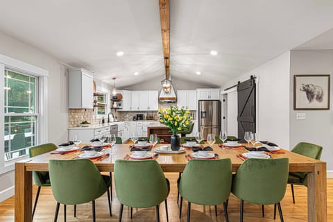 Share unforgettable meals in this elegant Asheville dining room, where timeless design and soft lighting create a beautiful backdrop for both casual dinners and formal gatherings. 🕯️