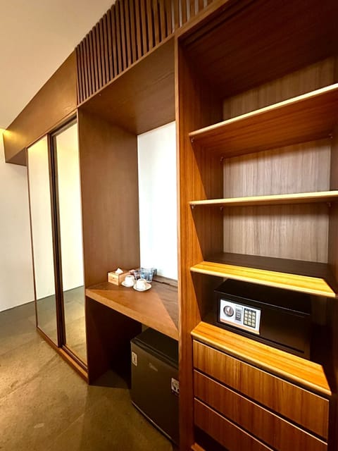 Standard Single Room, Balcony | Wardrobe