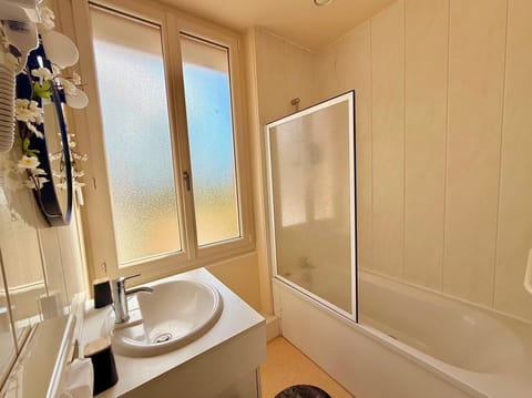Comfort Double Room | Bathroom | Bathtub, hair dryer, towels, toilet paper