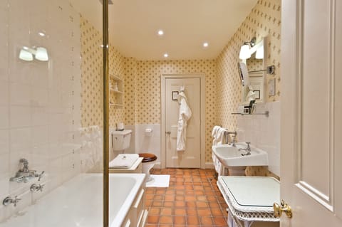 Superior Cottage | Bathroom | Combined shower/tub, designer toiletries, hair dryer, bathrobes