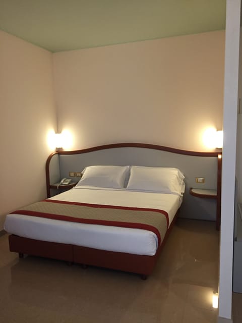 Deluxe Double Room, Balcony, City View | Minibar, in-room safe, desk, blackout drapes