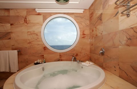 Junior suite Lux, sea view | Deep soaking bathtub