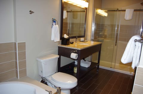 Suite, 1 King Bed, Non Smoking, Jetted Tub | Bathroom | Free toiletries, hair dryer, towels