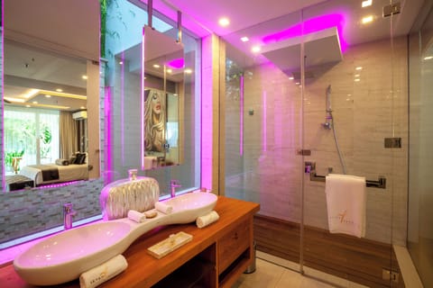 Suite with Jacuzzi, Garden View | Bathroom | Separate tub and shower, jetted tub, hydromassage showerhead