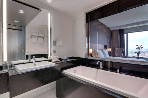 Executive Room (Lounge Access) | Bathroom | Shower, hair dryer, towels