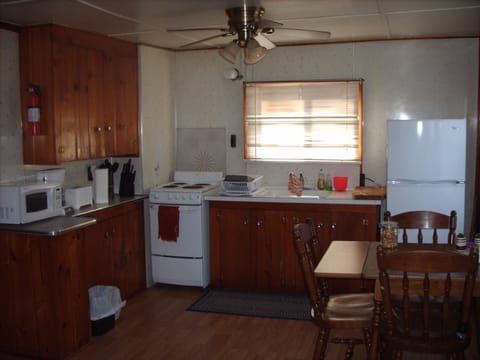 Cottage, 2 Bedrooms (Cabin 5) | Private kitchen | Fridge, stovetop, cookware/dishes/utensils