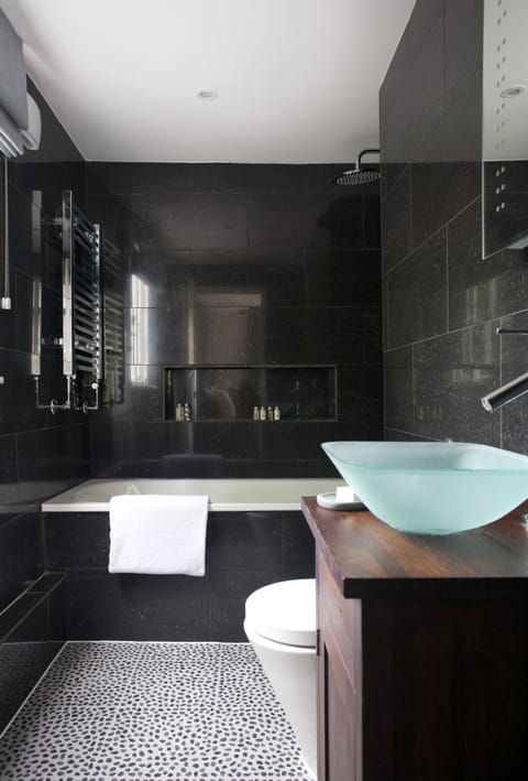 Standard Double Room | Bathroom | Separate tub and shower, designer toiletries, hair dryer, bathrobes