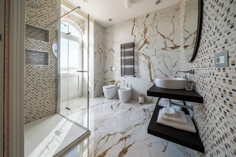 Standard Suite, Sea View | Bathroom | Shower, rainfall showerhead, designer toiletries, hair dryer