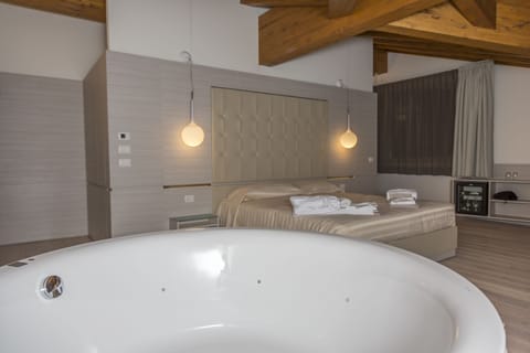 Junior Suite, 1 Bedroom, Bathtub, Mountain View | Premium bedding, minibar, in-room safe, desk