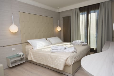 Basic Triple Room | Premium bedding, minibar, in-room safe, desk