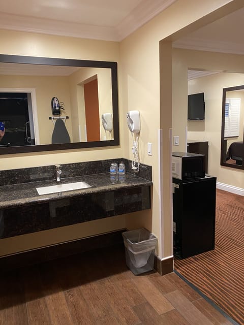 Junior Suite, 1 King Bed | Bathroom | Combined shower/tub, free toiletries, towels