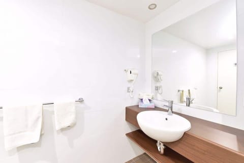 Superior Queen Room | Bathroom | Shower, towels, toilet paper