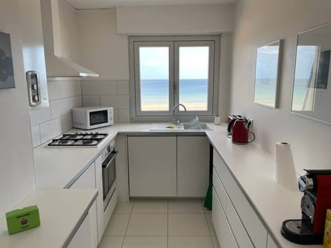 Cuisine aménagée et équipée, vue Mer