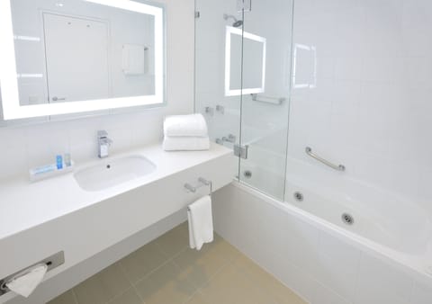 Deluxe Room, 1 King Bed | Bathroom | Combined shower/tub, eco-friendly toiletries, hair dryer, towels