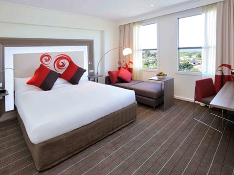 Standard Room, 1 Queen Bed | Premium bedding, in-room safe, desk, blackout drapes