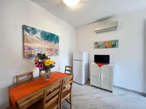 Apartment, 2 Bedrooms, Patio, Garden View | Dining room