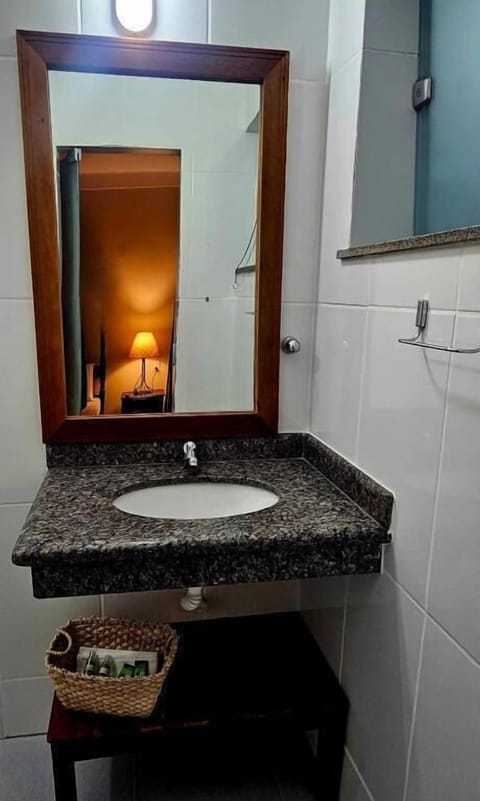 Casal Superior | Bathroom | Shower, towels, soap, shampoo