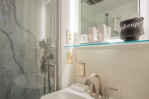 Family Room (Bullfinch House) | Bathroom | Shower, free toiletries, hair dryer, towels