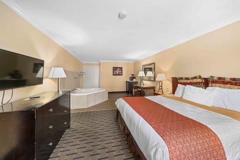Jacuzzi King Room | In-room safe, individually decorated, individually furnished, desk