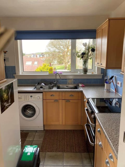 Well equipped kitchen with washer