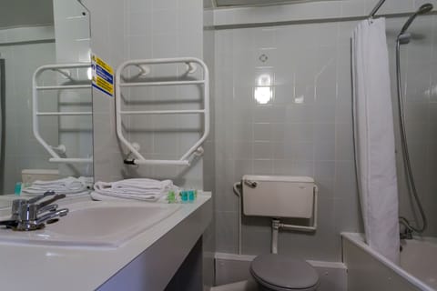 Combined shower/tub, free toiletries, towels