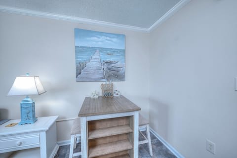 Classic Condo, 1 Bedroom, Balcony, Oceanfront (206) | In-room dining