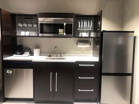 Full-size fridge, microwave, dishwasher, coffee/tea maker