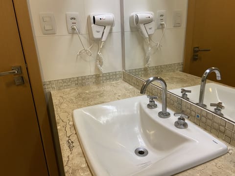 Premier Família Pet Friendly - Incluso acesso ao Parque Aquático Hot Beach Olímpia | Bathroom | Shower, free toiletries, hair dryer, towels