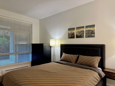 Master bedroom-Queen size bed