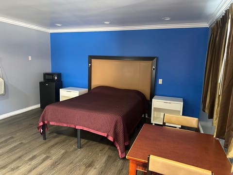 Deluxe Single Room | Desk, iron/ironing board, free WiFi