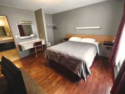 Executive Suite, 1 Bedroom, Non Smoking, Kitchen | 7 bedrooms, premium bedding, desk, iron/ironing board
