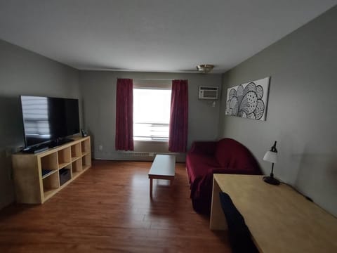 Executive Suite, 1 Bedroom, Non Smoking, Kitchen | Living area | Flat-screen TV