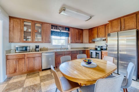 Welcome to your dream kitchen! 🍽️✨ Enjoy meals and memories at this cozy dining setup. Perfect for gatherings or a quiet dinner at home!